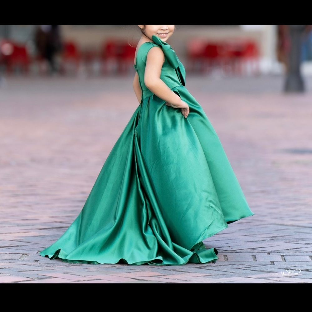 Unique Beautiful Dress - Picture 2 of 3